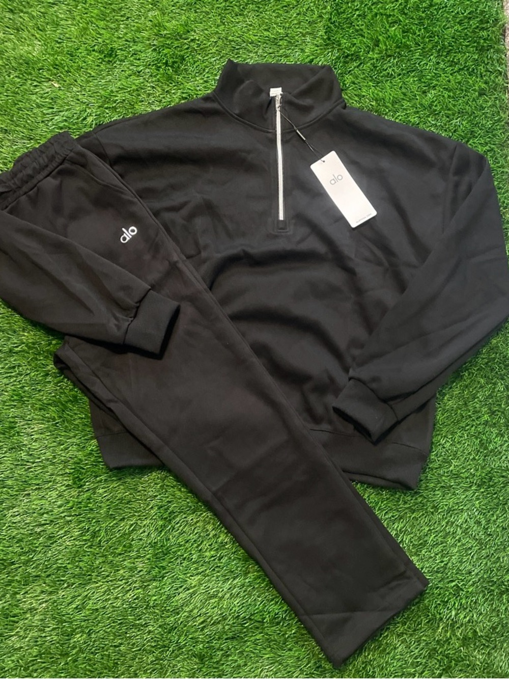 ~Alo Yoga Set (Black)
~Alo Yoga Quarter Zip & Sweatpants Set
~Size Medium